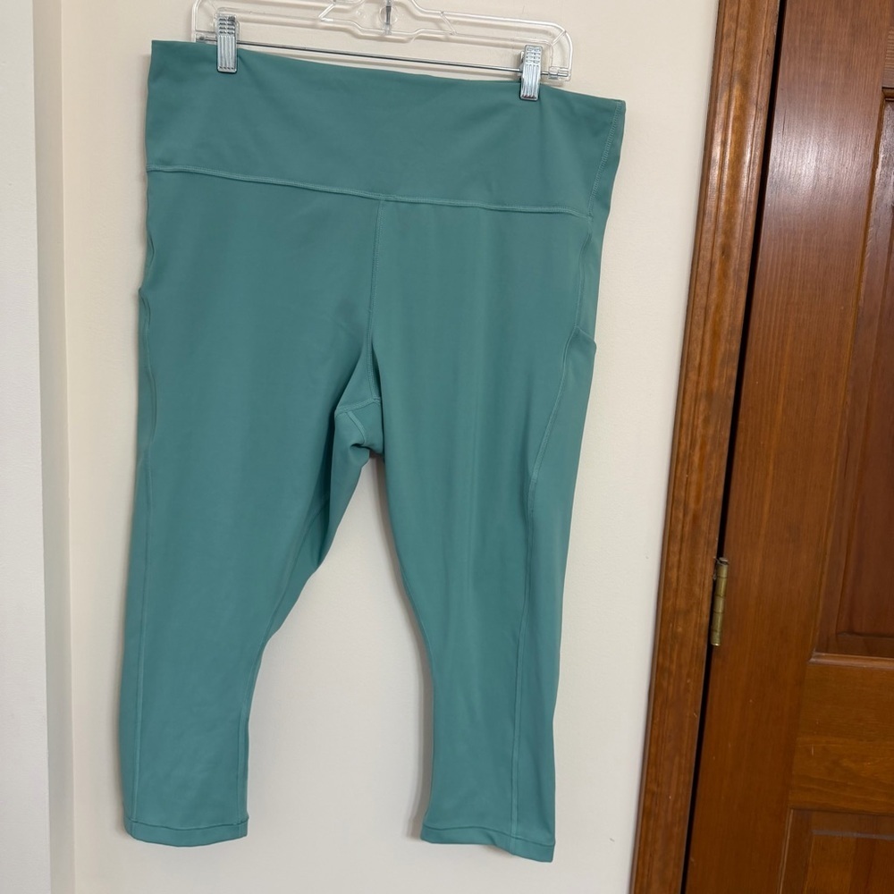 Athletes Teal High-Waisted Capri Leggings